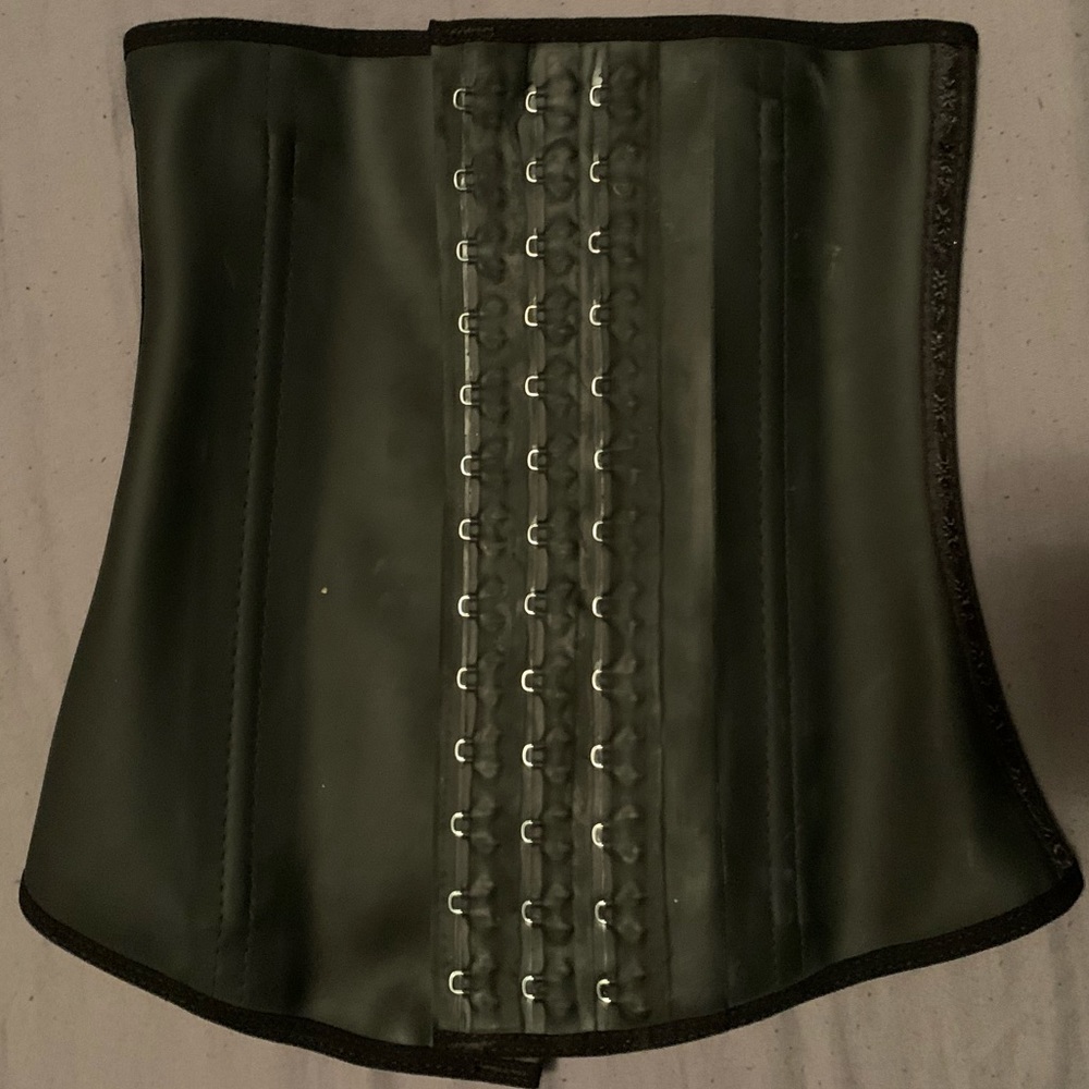 NWOT Ann Chery 3 Hook waist trainer